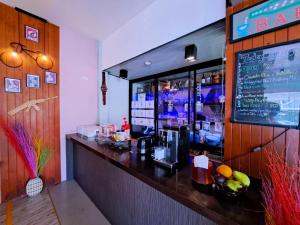 a bar in a restaurant with a counter top at MS Hotel Sriracha in Si Racha