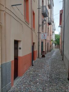 een steegje in een oude stad met gebouwen bij Casa TildePino davanti al fiume Temo in Bosa