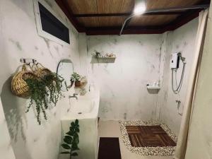 a bathroom with a sink and a shower at KeawKangNa Farmstay แก้วก๋างนา ฟาร์มสเตย์ in Ban Chong (1)