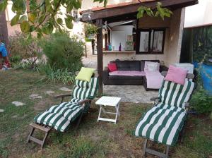 a group of chairs and a couch in a yard at Grand appartement indépendant, 4 personnes et plus, piscine et jardin in Toulouse