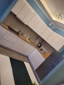 an overhead view of a kitchen with white counters at Apartament Słowińców 61 in Wejherowo