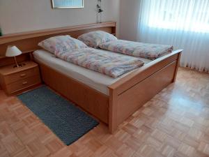 un lit avec deux oreillers dessus dans une chambre dans l'établissement Rollstuhlgerechte 80m² grosse Ferienwohnung in Ostfriesland, à Utarp