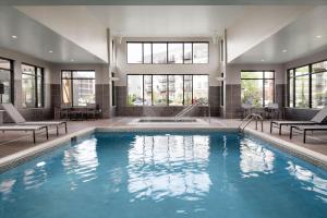 una gran piscina con ventanas y bañera en Residence Inn Rochester Mayo Clinic Area South, en Rochester