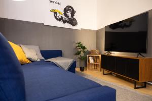 TV a/nebo společenská místnost v ubytování Ko-Living Space an der Oper - Street Art Design Apartments + 37 fotografií