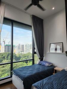- une chambre avec 2 lits et une grande fenêtre dans l'établissement opus residences by sunflower, à Kuala Lumpur