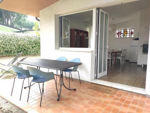 een tafel en stoelen buiten een huis bij Villa CONTINENTI in Lignano Sabbiadoro