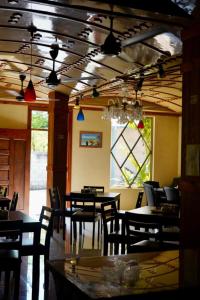 Captal Island Villa في ماثيفيري: غرفة طعام بها طاولات وكراسي وثريا