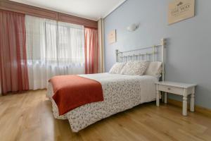sypialnia z łóżkiem, stołem i oknem w obiekcie Hotel América Ferrol w mieście Ferrol +36 zdjęć
