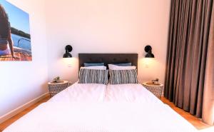 una camera da letto con un grande letto bianco con due cuscini di Perfect View Apartment a Iława