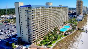 uma vista aérea de um grande edifício ao lado de um parque de estacionamento em Summit Beach Resort 1508 em Panama City Beach