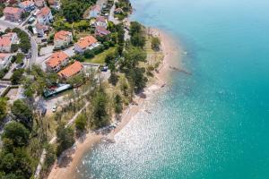 una vista aérea de una playa junto al agua en Seafront Maris en Dobrinj