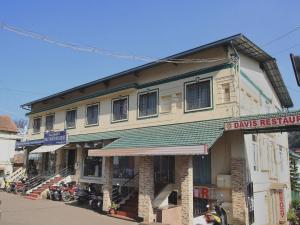 budynek z tabliczką, która nie czyta restauracji Dinks w obiekcie Hotel Hills Palace w mieście Utakamand