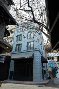 un edificio blu su una strada cittadina con graffiti di Persona Hotel Galata a Istanbul