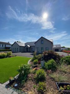 una fila di case in un quartiere residenziale di Ardbrin Lodge a Dunadry