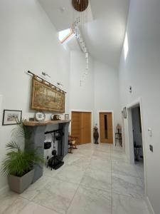 ein Wohnzimmer mit einem Kamin und einem Wandgemälde in der Unterkunft Ardbrin Lodge in Dunadry