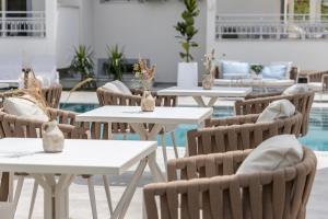 A seating area at Sole Mare