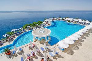 Der Swimmingpool an oder in der Nähe von Korumar Hotel Deluxe