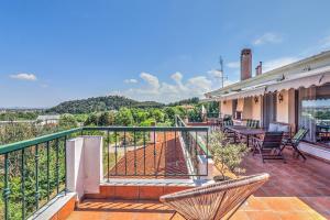 un balcone di una casa con sedie e tavolo di Villa Acropolis Serres Next to Center a Serres