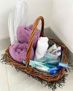 een mand gevuld met handdoeken en andere artikelen in een badkamer bij Ardbrin Lodge in Dunadry