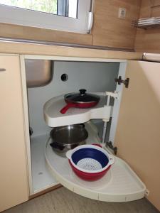 Palanda nebo palandy na pokoji v ubytování Eva Rooms