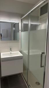 Studio climatisé avec piscine-tennis-parking tesisinde bir banyo