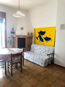 - un salon avec un canapé et une table dans l'établissement La sirenetta bellicosa, à Torre Suda