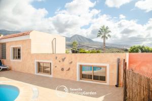 Cette villa offre une vue sur les montagnes. dans l'établissement Tenerife Healing Garden, à Guía de Isora