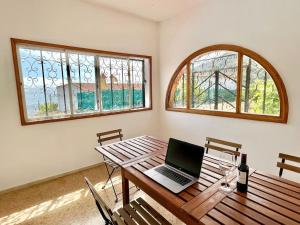 Zimmer mit einem Holztisch und einem Laptop darauf in der Unterkunft Tenteniguada Enjoy Nature Villa in Las Palmas de Gran Canaria
