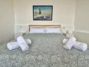 ein Schlafzimmer mit einem Bett mit weißen Kissen darauf in der Unterkunft Tenteniguada Enjoy Nature Villa in Las Palmas de Gran Canaria + 32 Fotos