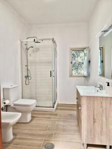 ein Badezimmer mit Toilette, Waschbecken und Dusche in der Unterkunft Tenteniguada Enjoy Nature Villa in Las Palmas de Gran Canaria