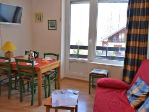 a living room with a table and chairs and a dining room at Appartement Risoul, 1 pièce, 4 personnes - FR-1-330-57 in Risoul