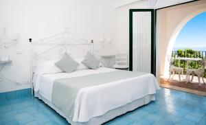 Postel nebo postele na pokoji v ubytování Hotel Punta Rossa + 37 fotografií