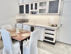 O bucătărie sau chicinetă la Turgutreis Merkezde Plaja 50 Metre uzaklıkta 1 ve 2 numaralı daireler