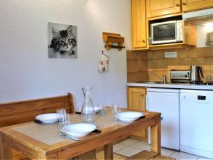 Η κουζίνα ή μικρή κουζίνα στο Appartement cosy 2 pièces avec balcon et accès piscine à Risoul - FR-1-330-164