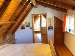 - une chambre avec un lit et un plafond en bois dans l'établissement Ferienwohnung Oda, à Bad Gandersheim