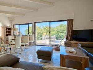 Χώρος καθιστικού στο Maison calme aperçu mer avec piscine privée à 28