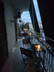 - un balcon avec des chaises et des tables dans un bâtiment dans l'établissement Gio House Pompei, à Pompéi