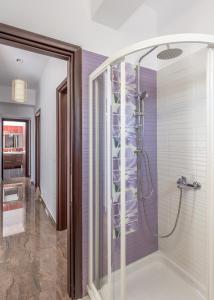La salle de bains est pourvue d'une douche à l'italienne. dans l'établissement Villa Ellania Milos, à Adamas