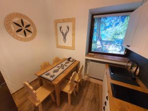 Kuchyňa alebo kuchynka v ubytovaní Apartament z jacuzzi Zakopane