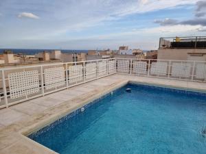 a swimming pool on the roof of a building at Apartamento Princesa Sheyla Garrucha in Garrucha