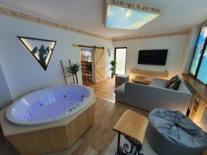 Televízia a/alebo spoločenská miestnosť v ubytovaní Apartament z jacuzzi Zakopane