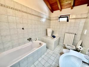 Koupelna v ubytování [3BR] villetta con panoramica sul lago + 29 fotografií