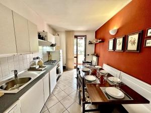 Kuchyň nebo kuchyňský kout v ubytování [3BR] villetta con panoramica sul lago