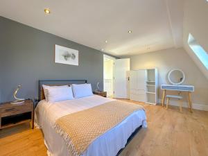 ロンドンにあるParkway residencesのベッドルーム1室(大型ベッド1台、テーブル、椅子付)