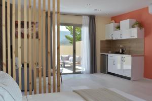um quarto com uma cozinha e uma sala de estar em Swan Paradise Residences em Loutra Oraias Elenis
