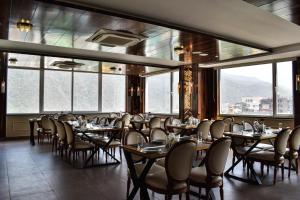 En restaurant eller et andet spisested på Pride Hotel And Resort Rishikesh
