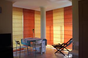 uma sala de jantar com mesa e cadeiras em Vistas al mar em Porto de Espasante