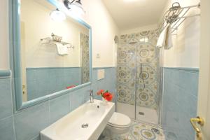 Un baño con lavabo, inodoro y ducha. en Casa Patty...Breath-taking view!, en Positano 57 fotos más