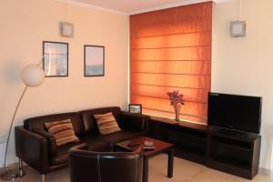 a living room with a brown couch and a table at Vistas al mar in Porto de Espasante