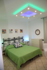una camera con un letto con una copertura verde di Normanni 28 - Private and Guest House a Campagna